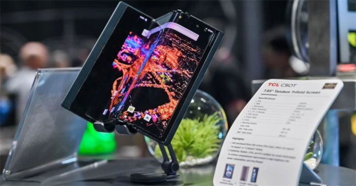 The world's first tri-folding smartphone Picture 1