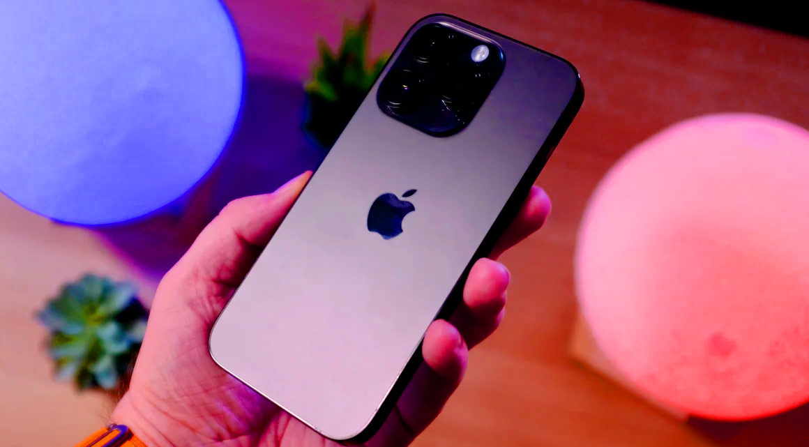 Picture 1 of Ways to transfer data from an old iPhone to a new iPhone.