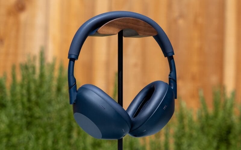 images 3 of What are headphones? Distinguishing between headphones, headsets, and earphones.