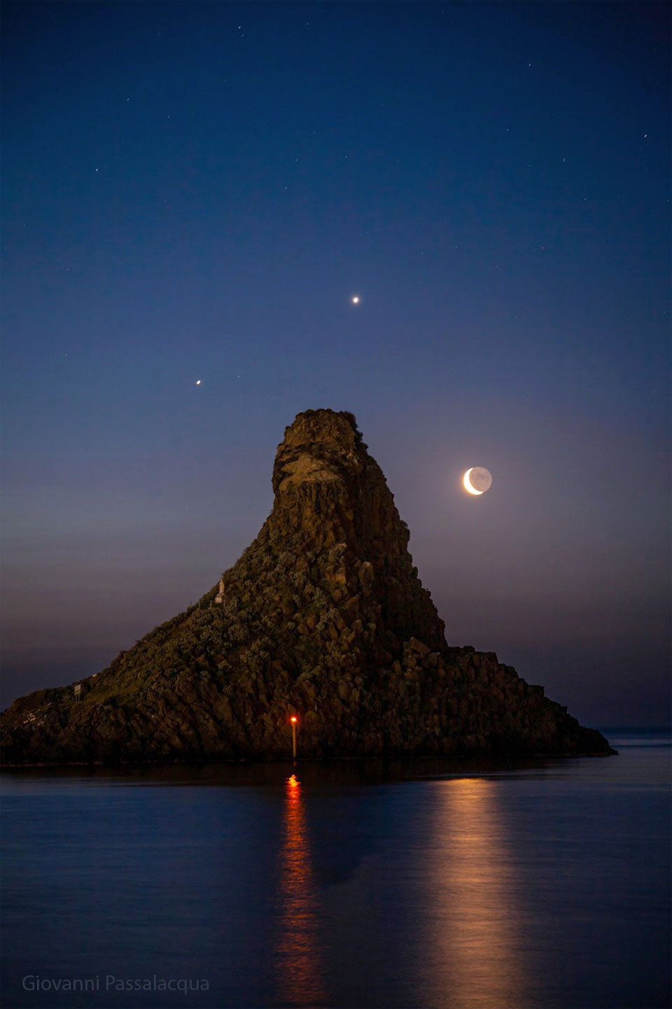Picture 1 of What planet is next to the moon tonight