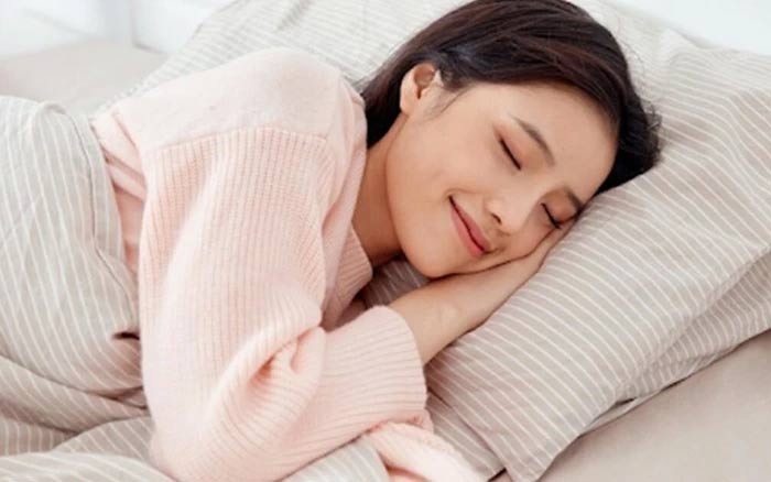 What does a woman's sleeping position say about her personality? Picture 2