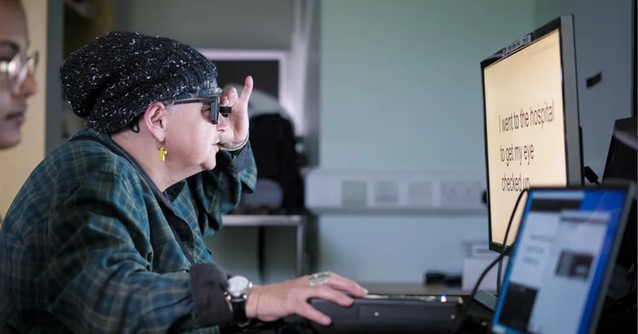 What is so special about this microchip that it helps blind people regain their sight? Picture 1