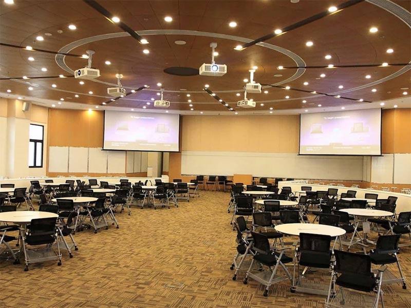 Where is VinUni? What is special about the medical field at VinUni? Picture 2