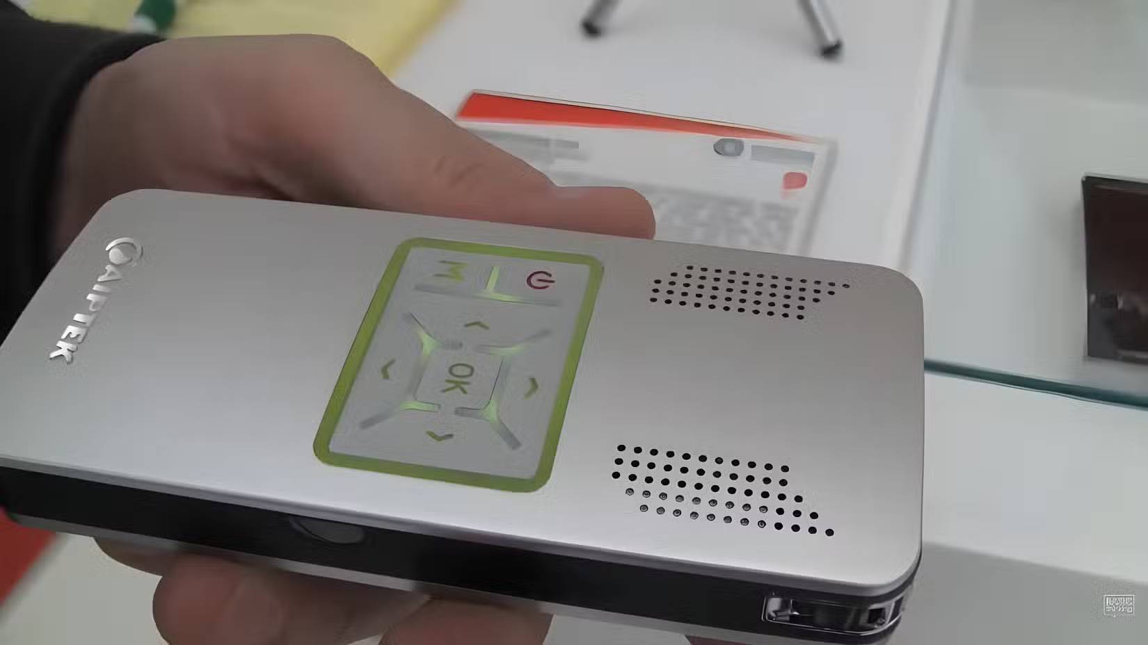 Why are projectors gradually replacing TVs in living rooms? Picture 1