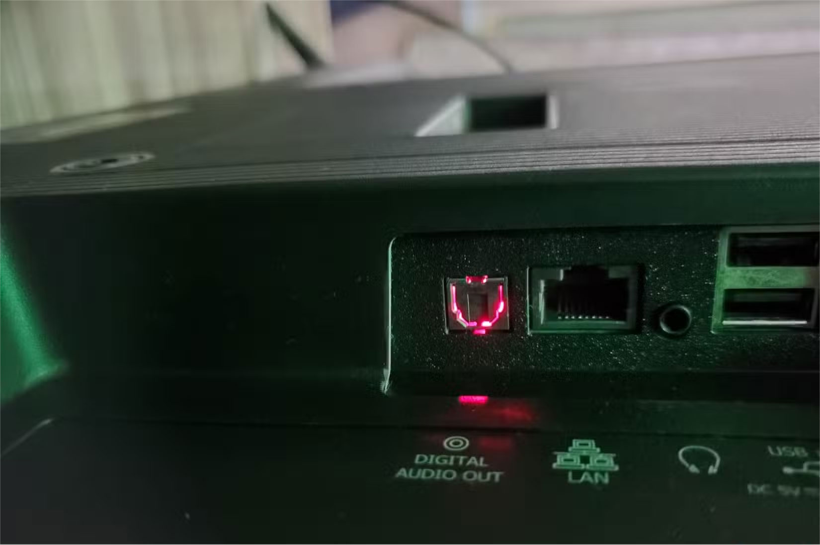 Why do many people still keep optical audio cables in drawers? Picture 2