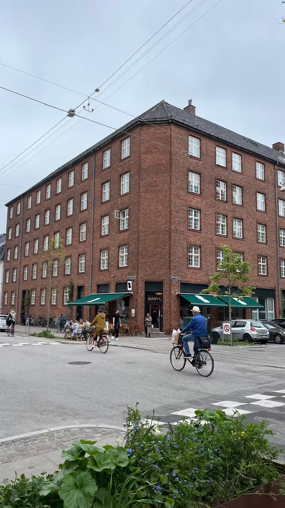 Why is street photography with a smartphone better than a DSLR camera? Picture 2