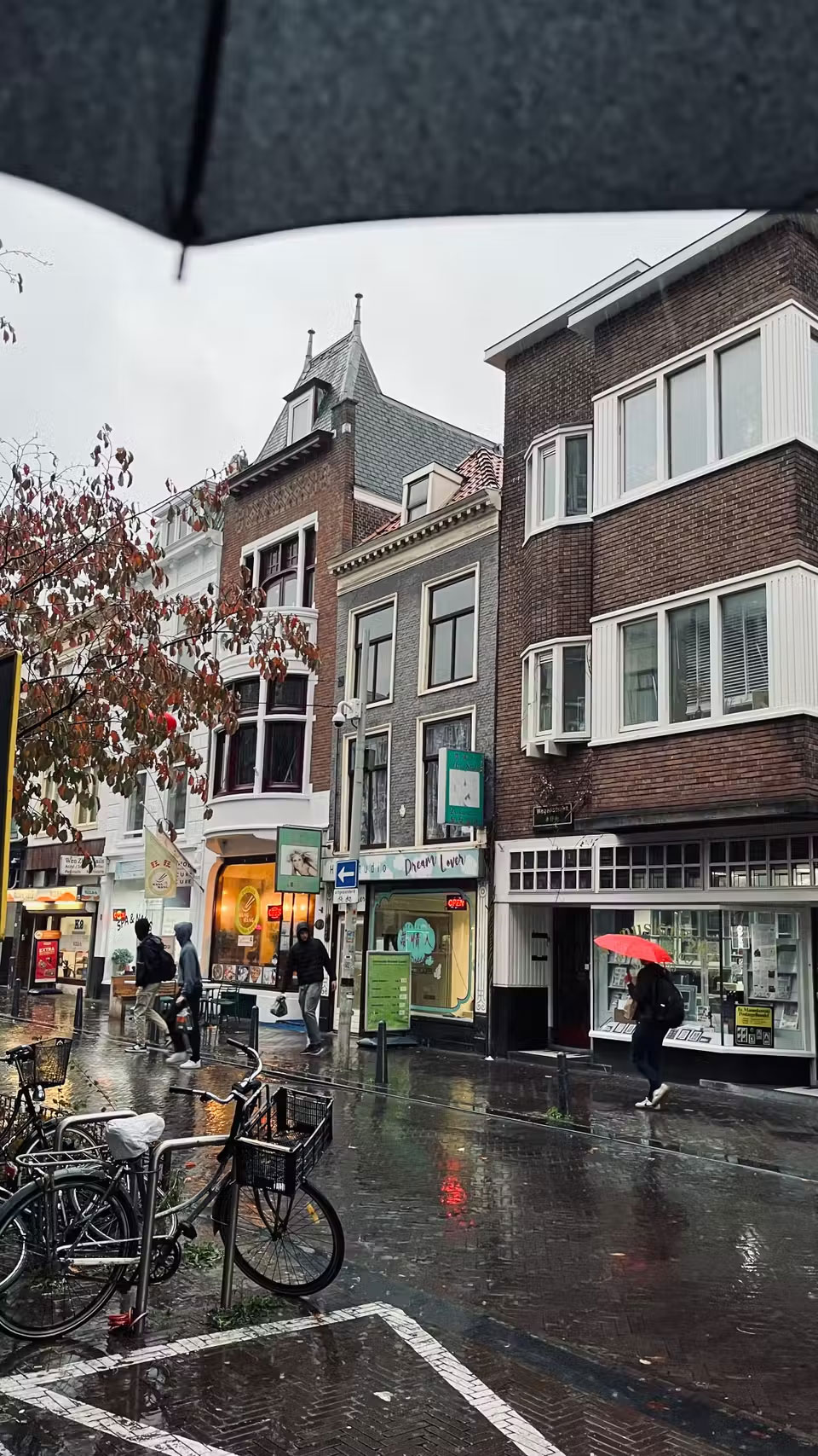 Why is street photography with a smartphone better than a DSLR camera? Picture 3