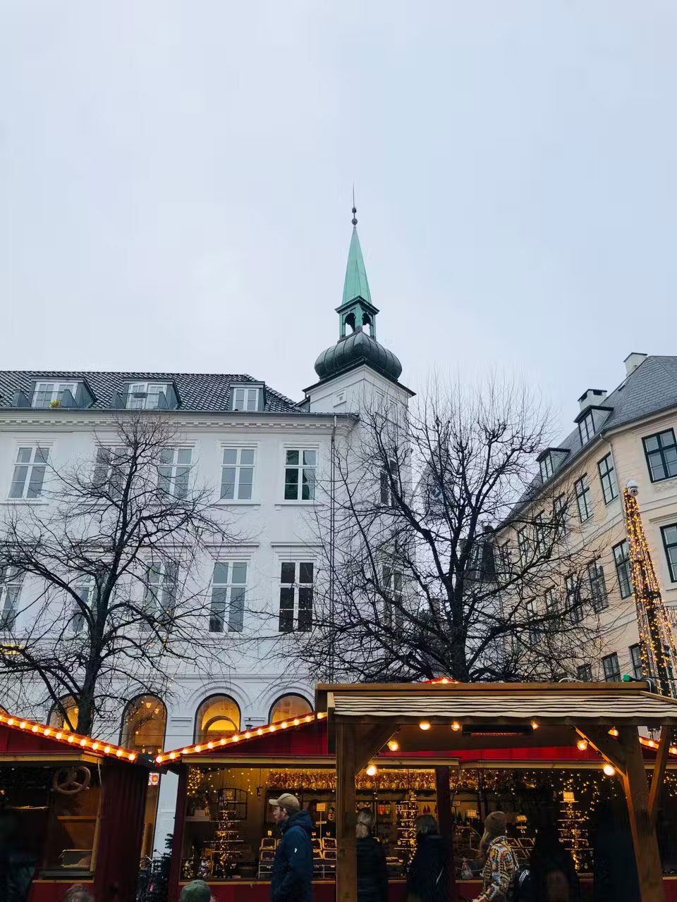 Why is street photography with a smartphone better than a DSLR camera? Picture 4