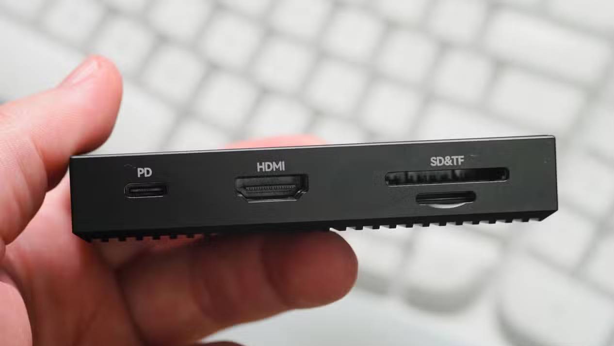 Why should you switch to a USB-C hub with a touchscreen for monitoring devices? Picture 2