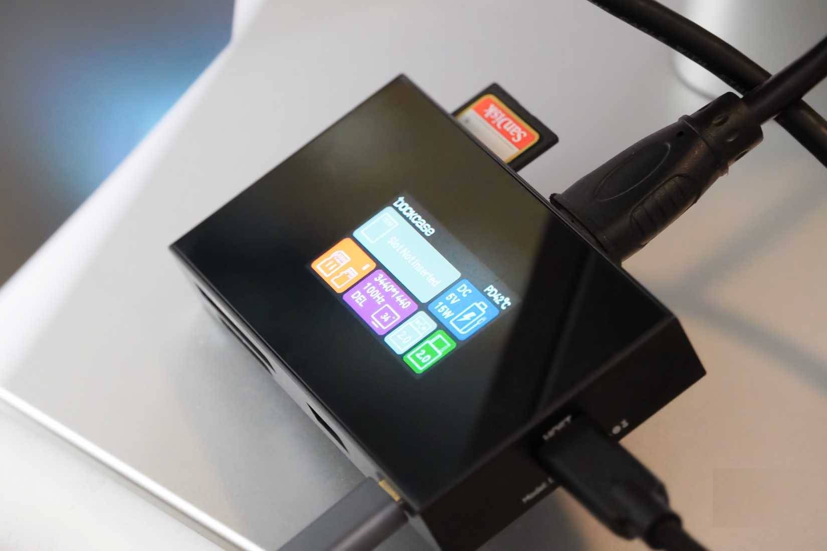 Why should you switch to a USB-C hub with a touchscreen for monitoring devices? Picture 3