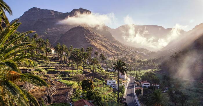 Why is Spain an attractive tourist destination? Picture 1