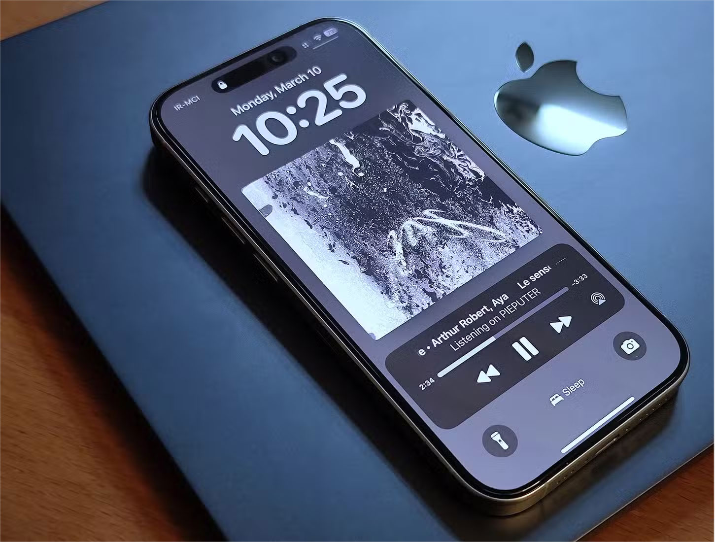 Why does an iPhone need a case? How to choose one? Picture 1