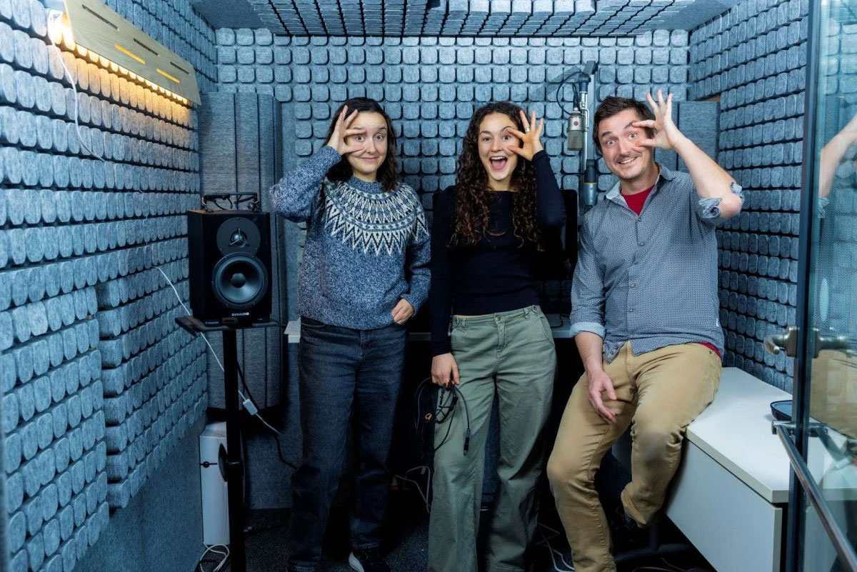 Your eyes reveal whether you're truly listening or not. Picture 1