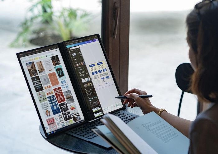 Zenbook DUO allows users to use it in many flexible modes Picture 1