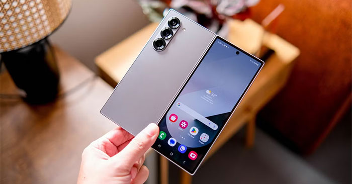 6 Things to Consider Before Buying Your First Foldable Phone