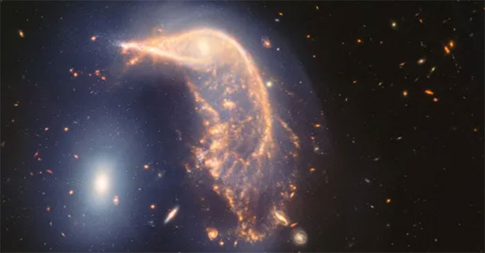 Admire the Beautiful 'penguin' Against the Backdrop of Space