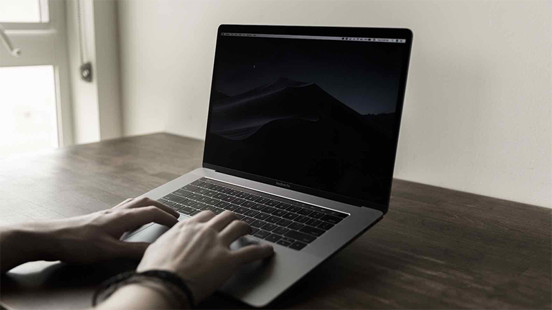 Causes and How to Fix MacBook Screen Turning Off by Itself