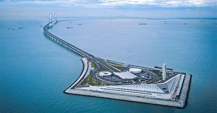 China Inaugurated a sea-crossing Bridge, Setting 10 World Records