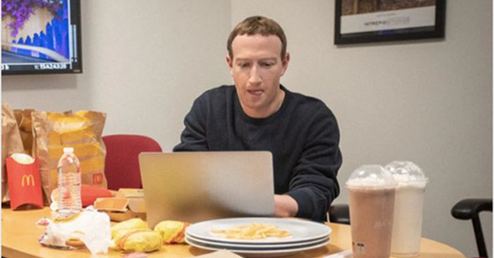 'Hating' Apple, Mark Zuckerberg Still Has to Use Macbook but It's
