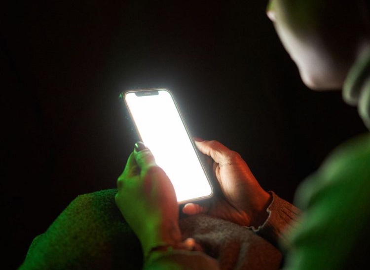 iPhone Automatically Increases Brightness When Watching