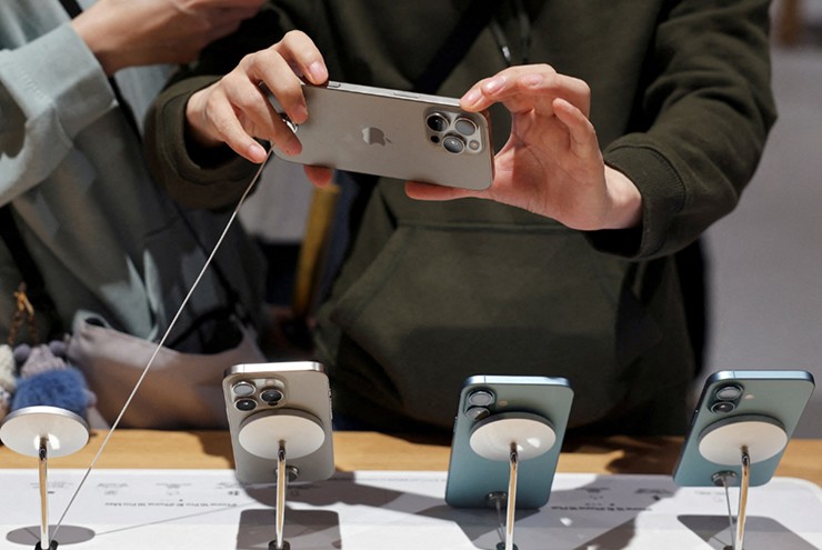 iPhone Pro Users Are Replacing Their Phones Faster Than Ever
