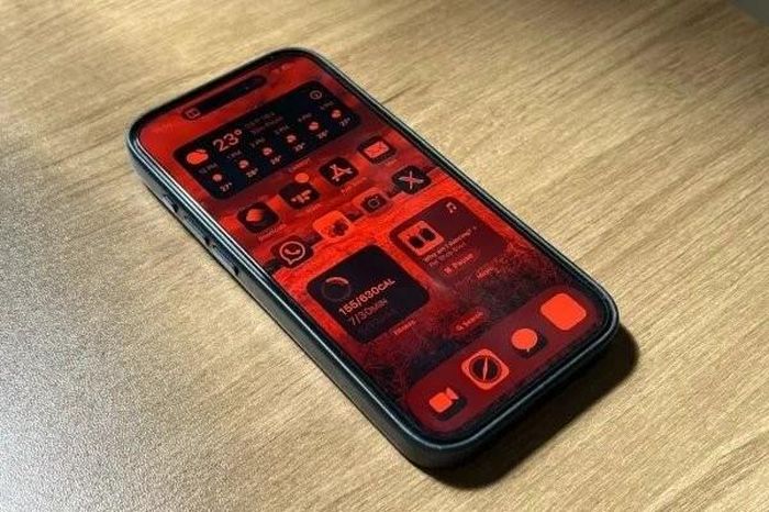 iPhone turns into a mysterious, seductive 'lunar eclipse' version