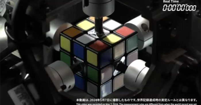 Japanese Robot Sets a Record for the World's Fastest Rubik's