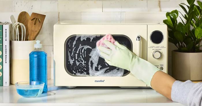 Mistakes Most of Us Make When Cleaning the Microwave