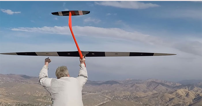 No Engine but This Model Plane Can Fly Up to 881km/h!