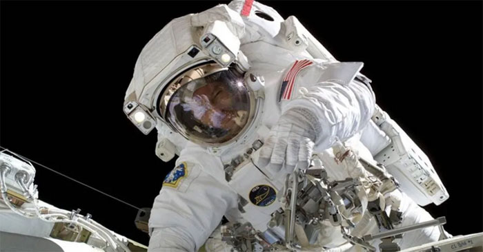 Spacesuits Filter Urine Into Drinking Water