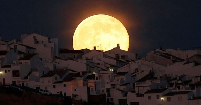 Supermoon and Meteor Shower Appear Together on the Full Moon Night