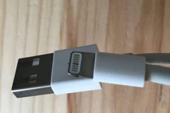 The wrong way to charge your iPhone causes the charging cable tip to turn black