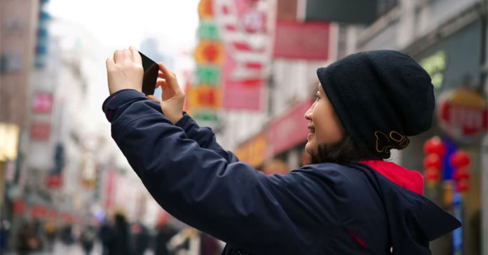 Why Is Street Photography with a Smartphone Better Than a DSLR Camera: Explained