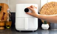 How to use an air fryer to cook food safely and healthily.