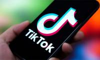 Instructions for commenting with photos on TikTok