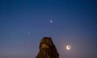 What planet is next to the moon tonight