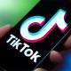 Instructions for commenting with photos on TikTok